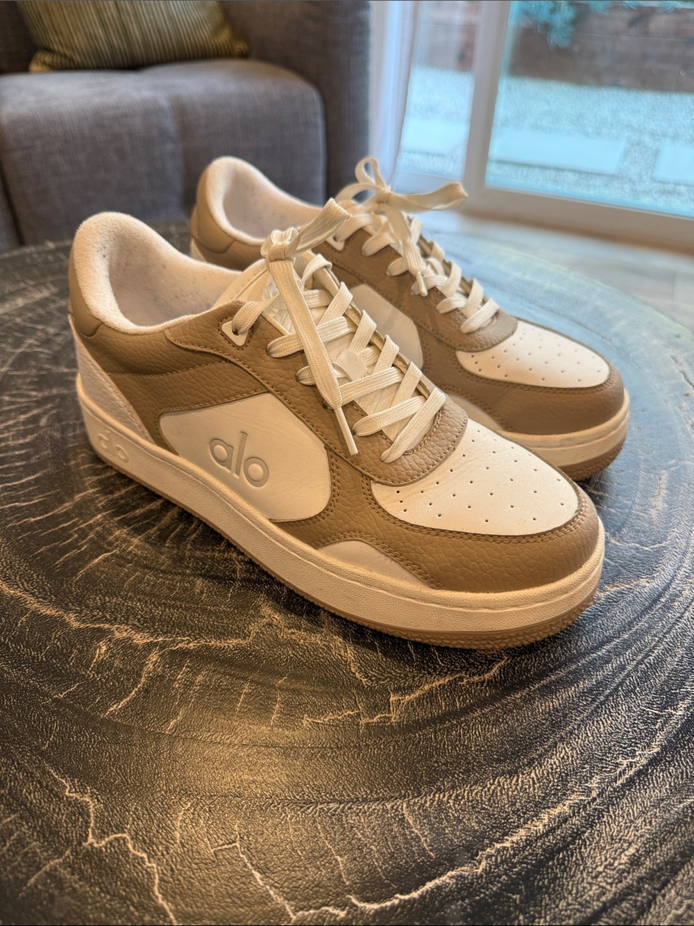 ALO Yoga Women's Recovery Mode Sneakers in White and Beige. Size 9